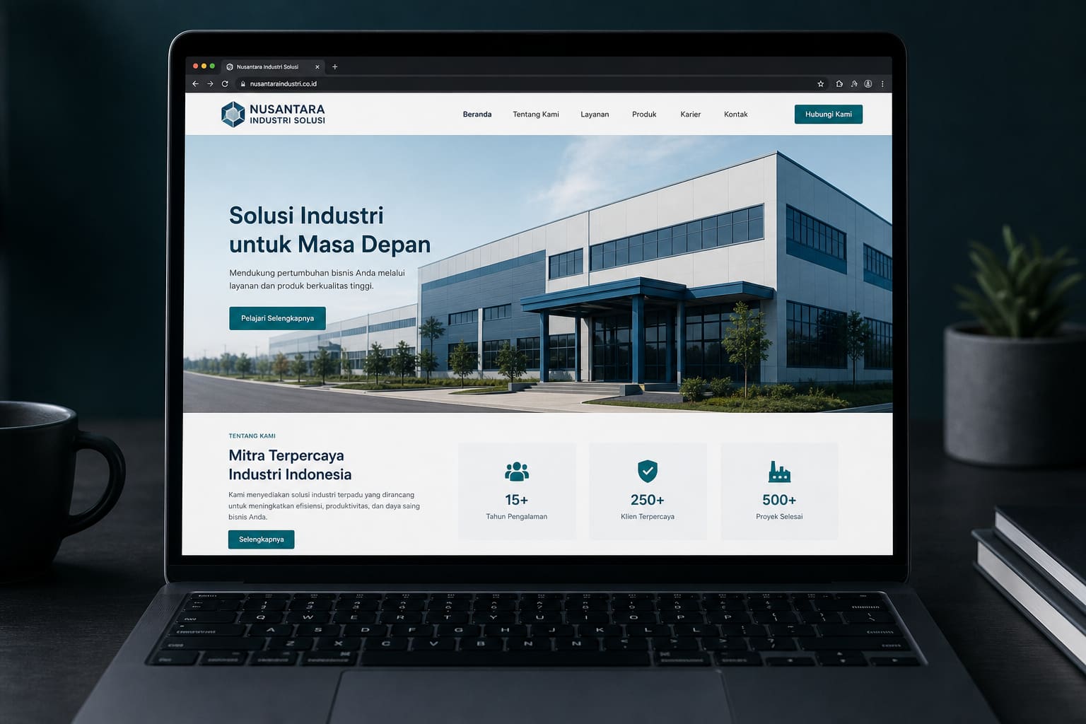 Mockup website company profile manufaktur di layar monitor